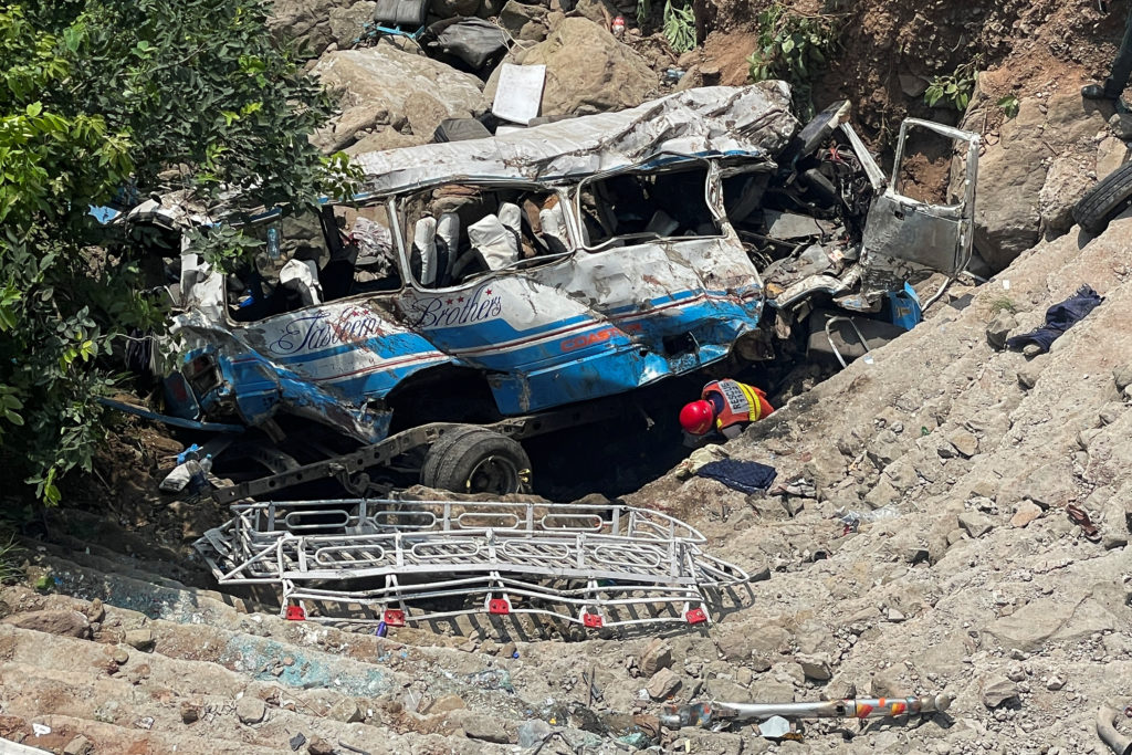 Pakistanda sərnişin avtobusu dərəyə aşıb: 40 nəfər ölüb, 8 nəfər yaralanıb