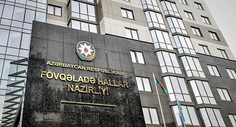 Babək prospektində kol-kos və taxta tullantıları yanıb