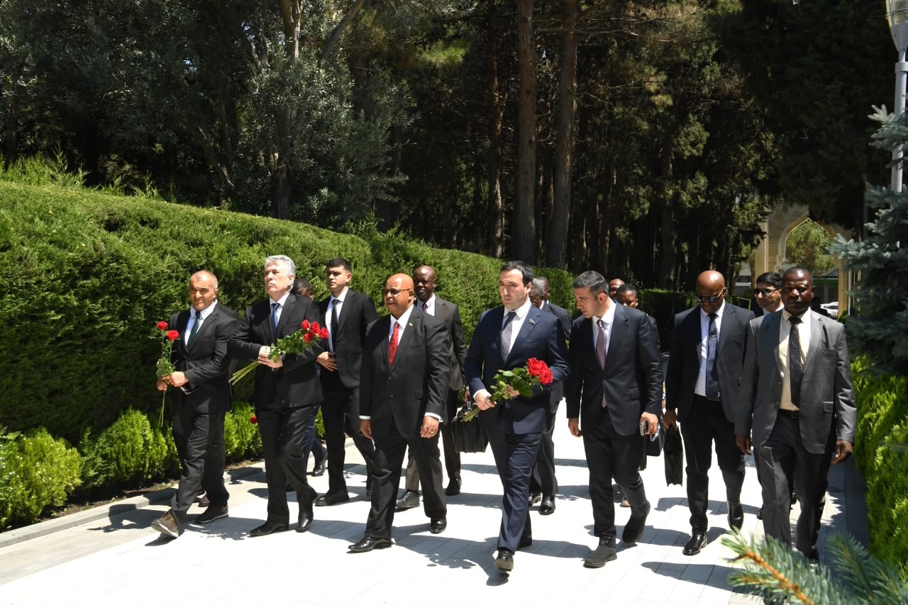Zimbabve Milli Assambleyasının sədri Fəxri xiyabanı və Zəfər parkını ziyarət edib