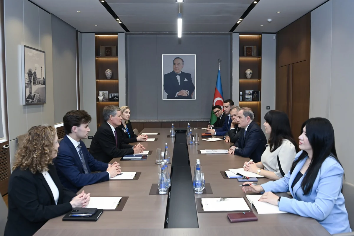 Ceyhun Bayramov ABŞ senatoru Stiv Deynslə strateji tərəfdaşlığı müzakirə edib