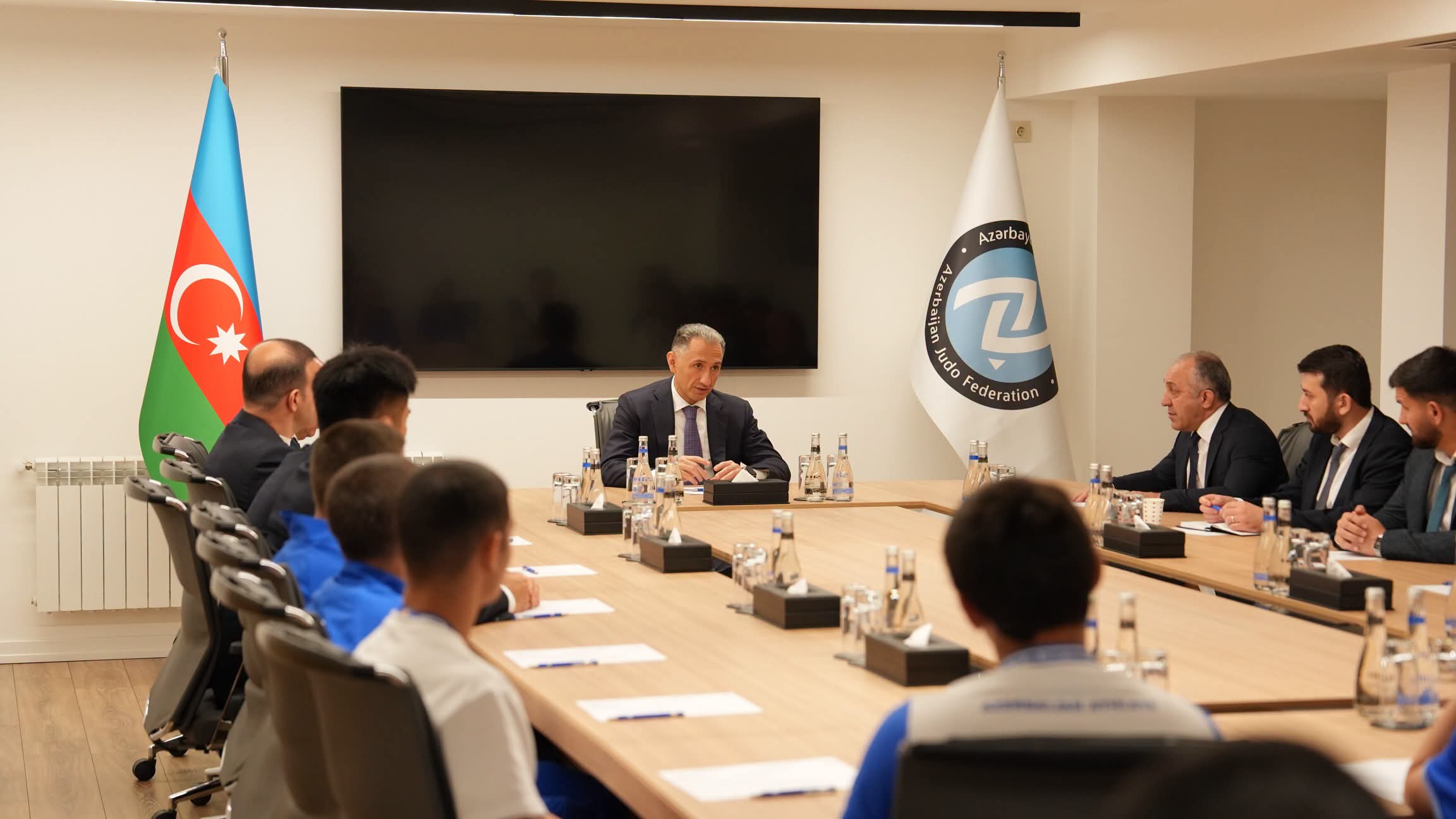 Rəşad Nəbiyev Avropa çempionatında tarixi uğur qazanan cüdoçularla görüşüb