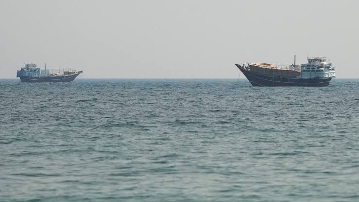 "Tasnim": Hörmüz boğazında bir neçə gəmi atəşə tutulub