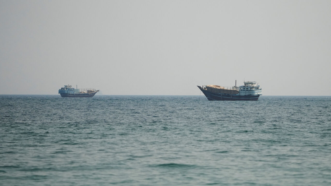 BƏƏ: İranın raket hücumu nəticəsində Hörmüz boğazında iki tanker zədələnib