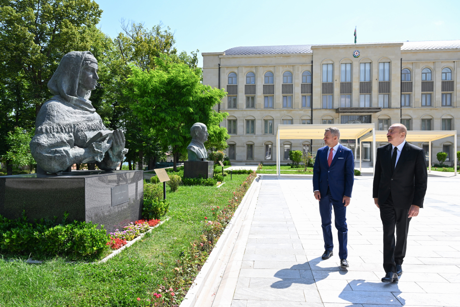 İlham Əliyev və Pelleqrini Şuşada Azərbaycanın tanınmış şəxsiyyətlərinin işğal dövründə güllələnmiş büstlərinə baxıblar