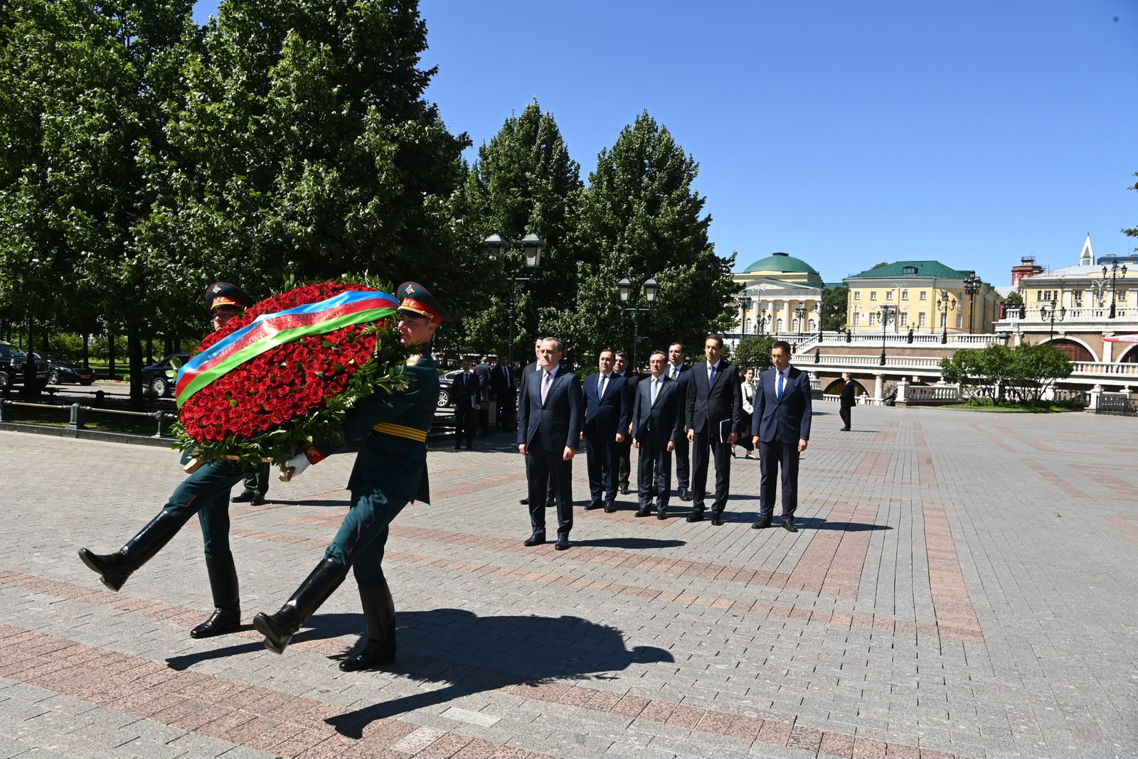 Ceyhun Bayramov Moskvada "Naməlum Əsgər" abidəsini ziyarət edib