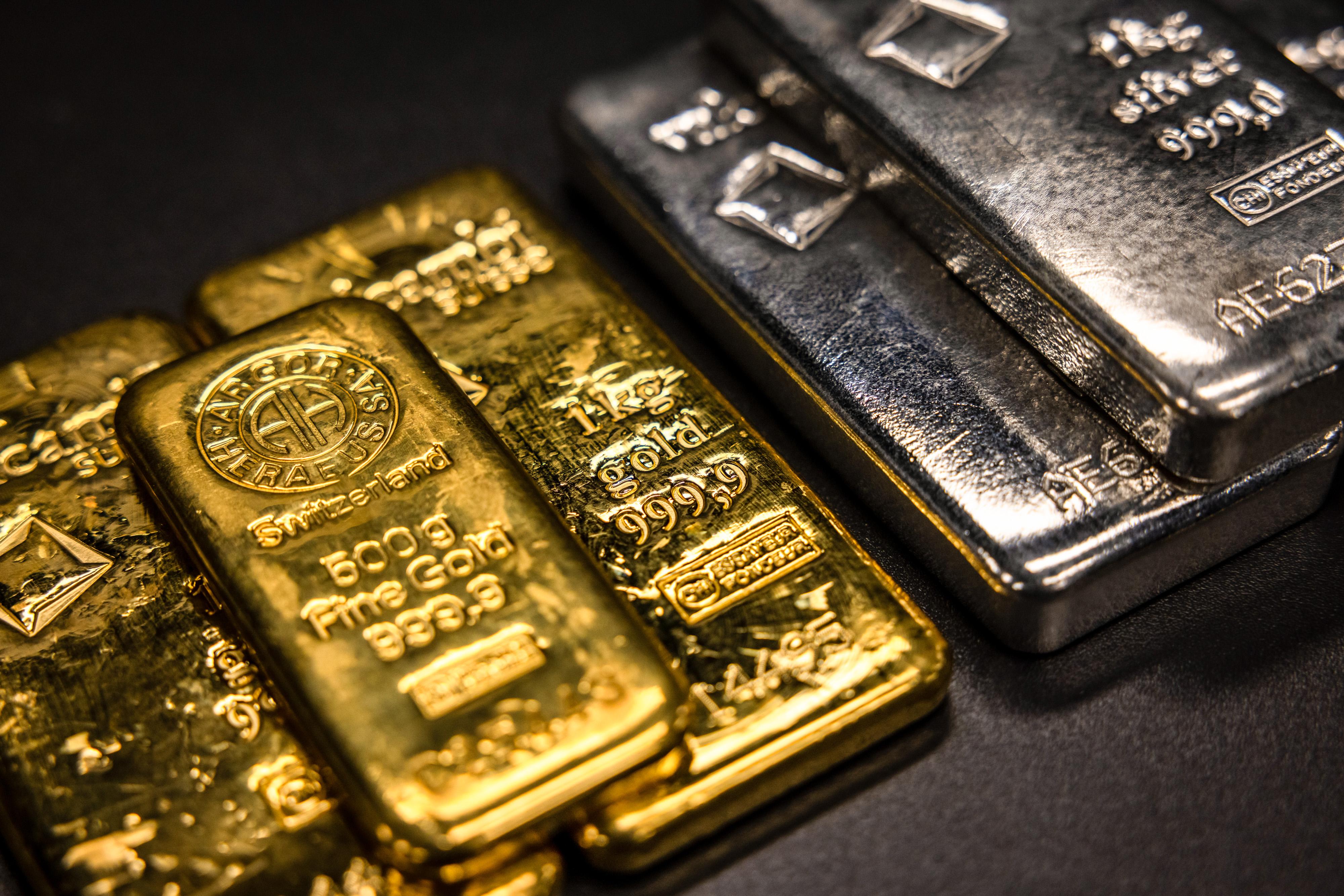 Əmtəə bazarlarında qızıl 4 000 dollara ticarət olunur
