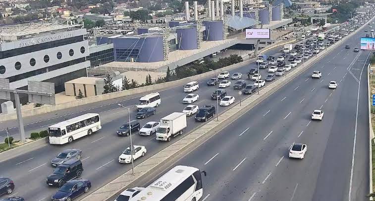 Bakının bir sıra yollarında tıxac yaranıb
