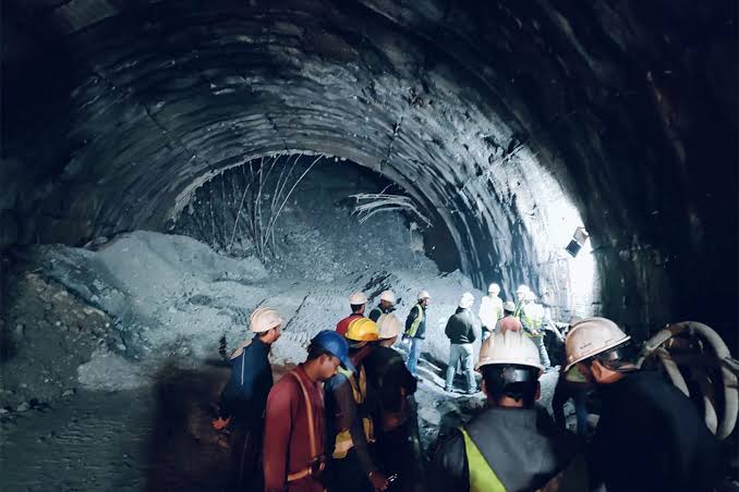 Hindistanda tuneldə baş verən partlayış nəticəsində ölənlərin sayı 20-yə çatıb