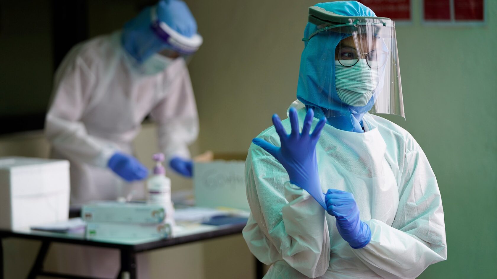 COVID-19 xəstələrinə xidmət göstərən tibb işçilərinin maaşlarına əlavənin verilmə müddəti uzadılıb