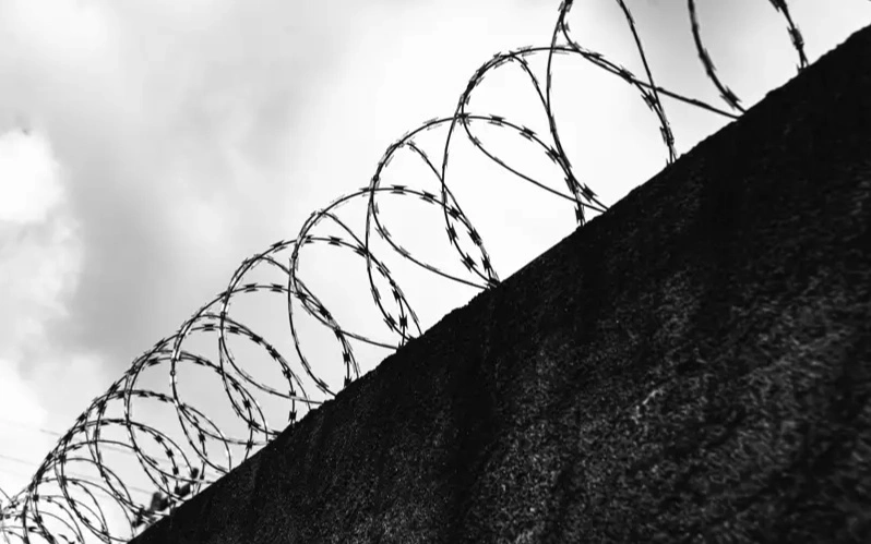 Böyük Britaniya məhbuslar üçün erkən azadlığa buraxılma proqramının başlamasını təxirə salıb
