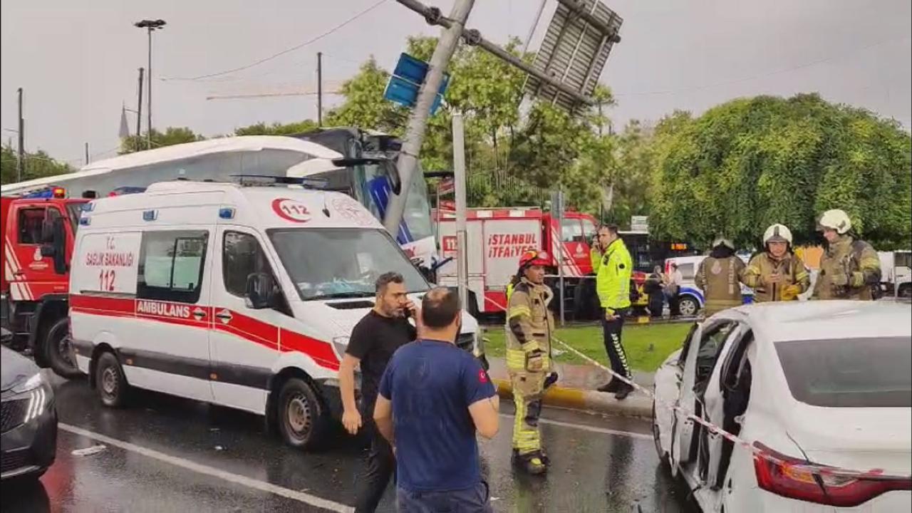 İstanbulda avtobus qəzasında 30 nəfər xəsarət alıb