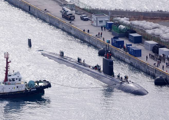 ABŞ-nin nüvə sualtı qayığı Cənubi Koreyadakı limana daxil olub