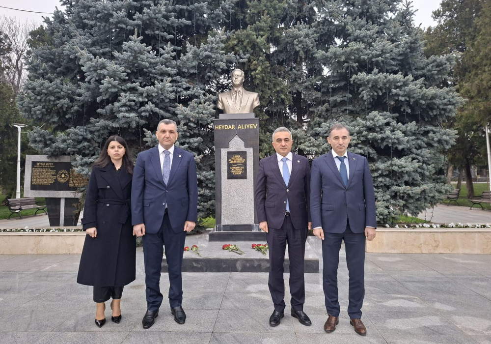 Vəkillər Kollegiyasının rəhbərliyi Rumıniyada Ulu Öndərin abidəsini ziyarət edib